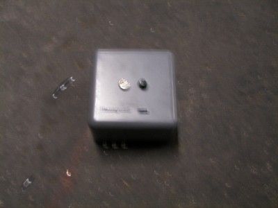 HONEYWELL FLAME PROTECTION RELAY 240V RA890F 1361 SPDT  