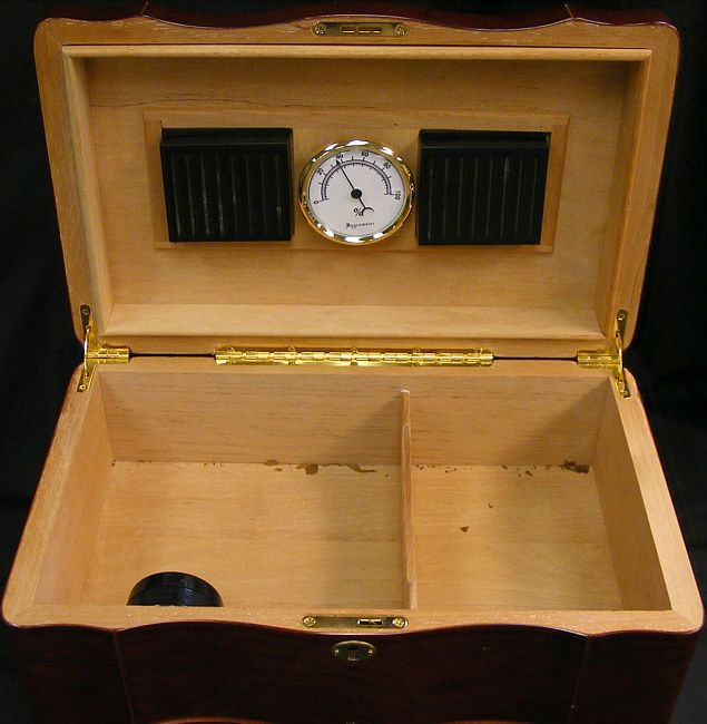 BEAUTIFUL IDC SUPREME HUMIDOR #9275 28 w/ BEAUTIFUL CHERRY GLOSS 