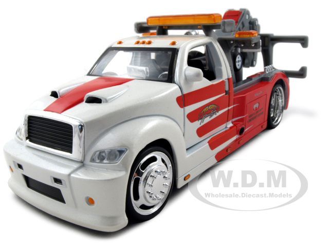  brand new 1 25 scale diecast model of maisto wrecker tow truck 