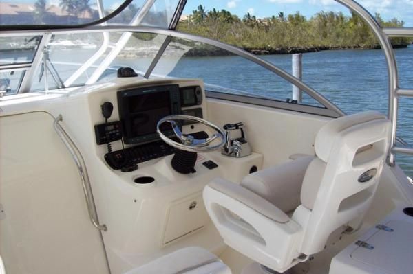 30 BOSTON WHALER 2005 CONQUEST 305 WITH 4 STROKE MERCURY VERADOS 30 