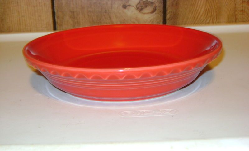 FIESTA RETIRED SCARLET MEDIUM PIE BAKER FIESTAWARE  