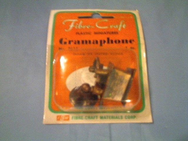 VINTAGE FIBRE CRAFT PLASTIC MINIATURES GRAMAPHONE NO.7615 MADE IN HONG 