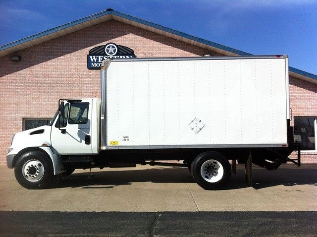  International DT466 Box Truck Lift Gate Low Miles 2005 International 